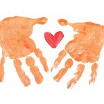 Zwei Hände, die ein Herz umschließen