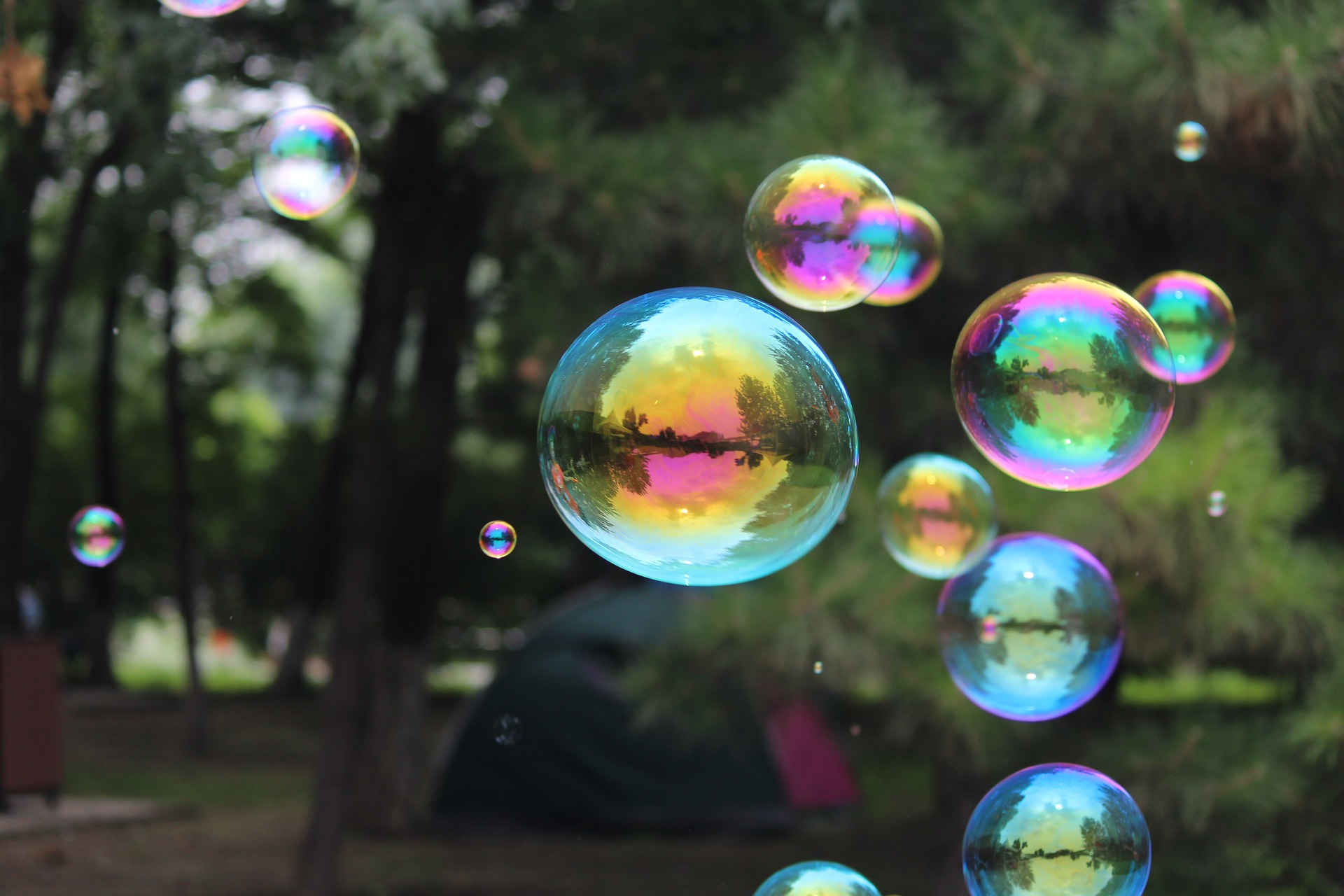 Интерференция в мыльных пузырях. Радужные мыльные пузыри. Цветные мыльные пузыри. Мыльные пузыри Радуга. Отражение в мыльном пузыре.