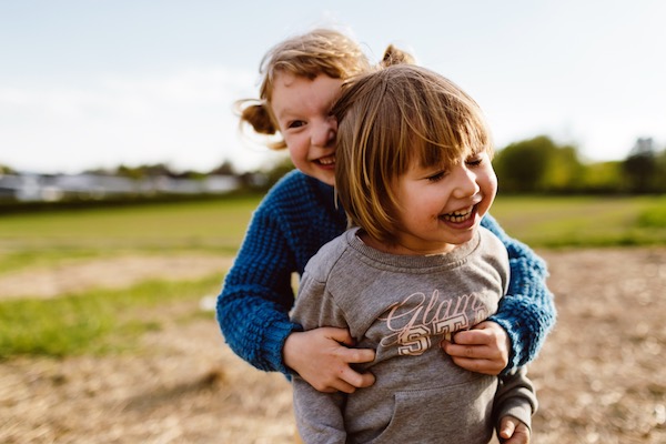 Beste Freunde spielen im Freien Beste Freunde spielen im Freien
