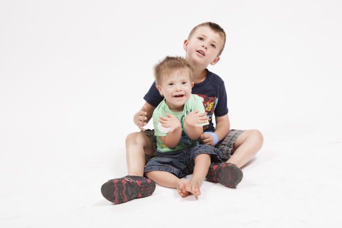 Spielende Geschwister