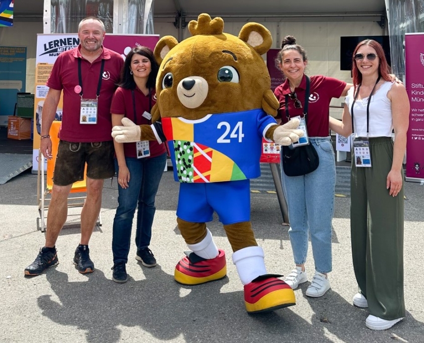 Unsere Kolleg*innen mit dem Maskottchen der UEFA EURO2024 Unsere Kolleg*innen mit dem Maskottchen der UEFA EURO2024