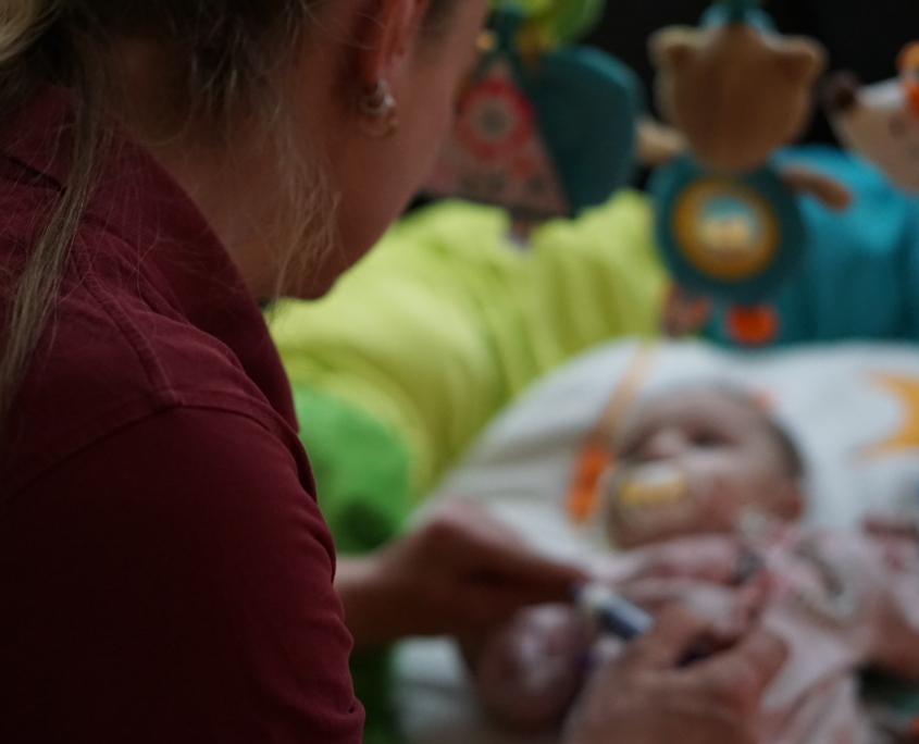 Fachkraft versorgt Frühchen