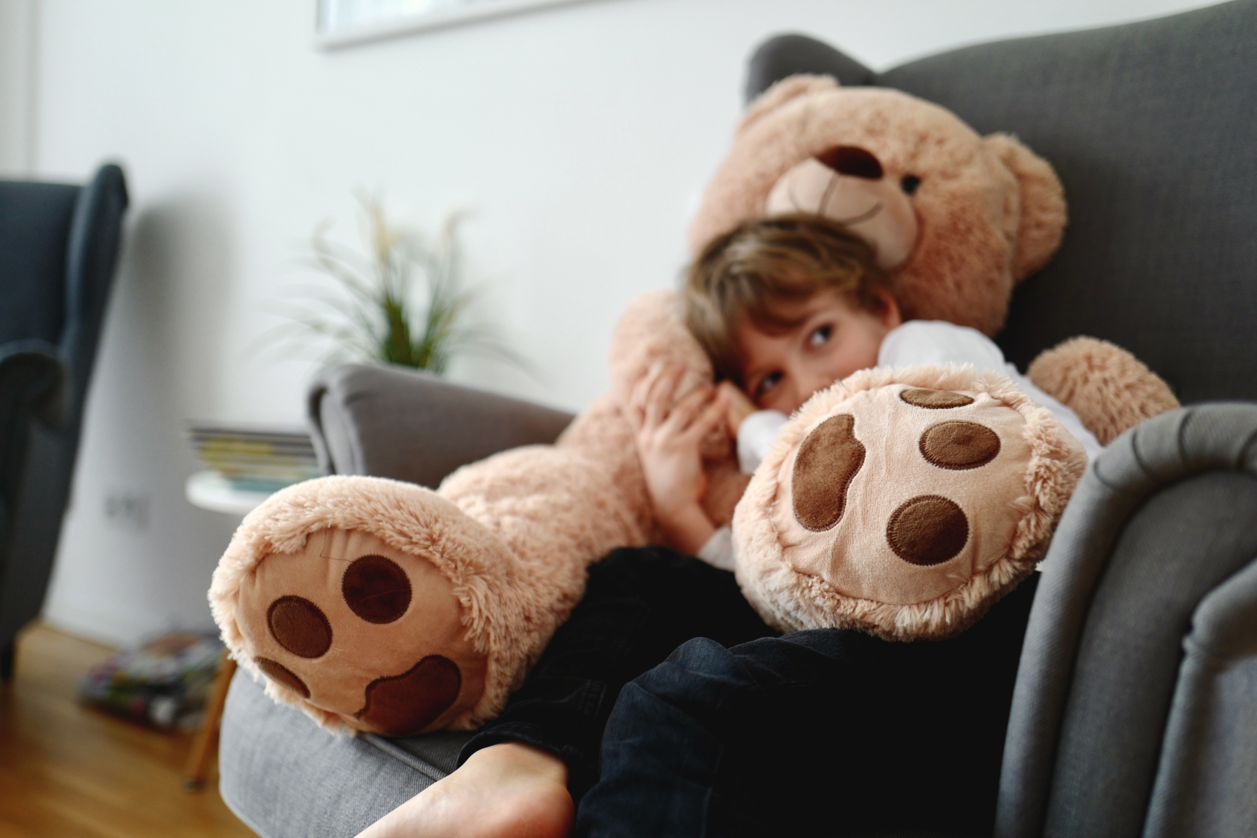 Krebspatient kuschelt mit Teddybär