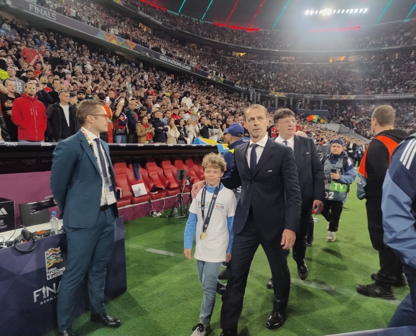 Michael auf dem Weg zur Siegerehrung mit dem UEFA Präsidenten