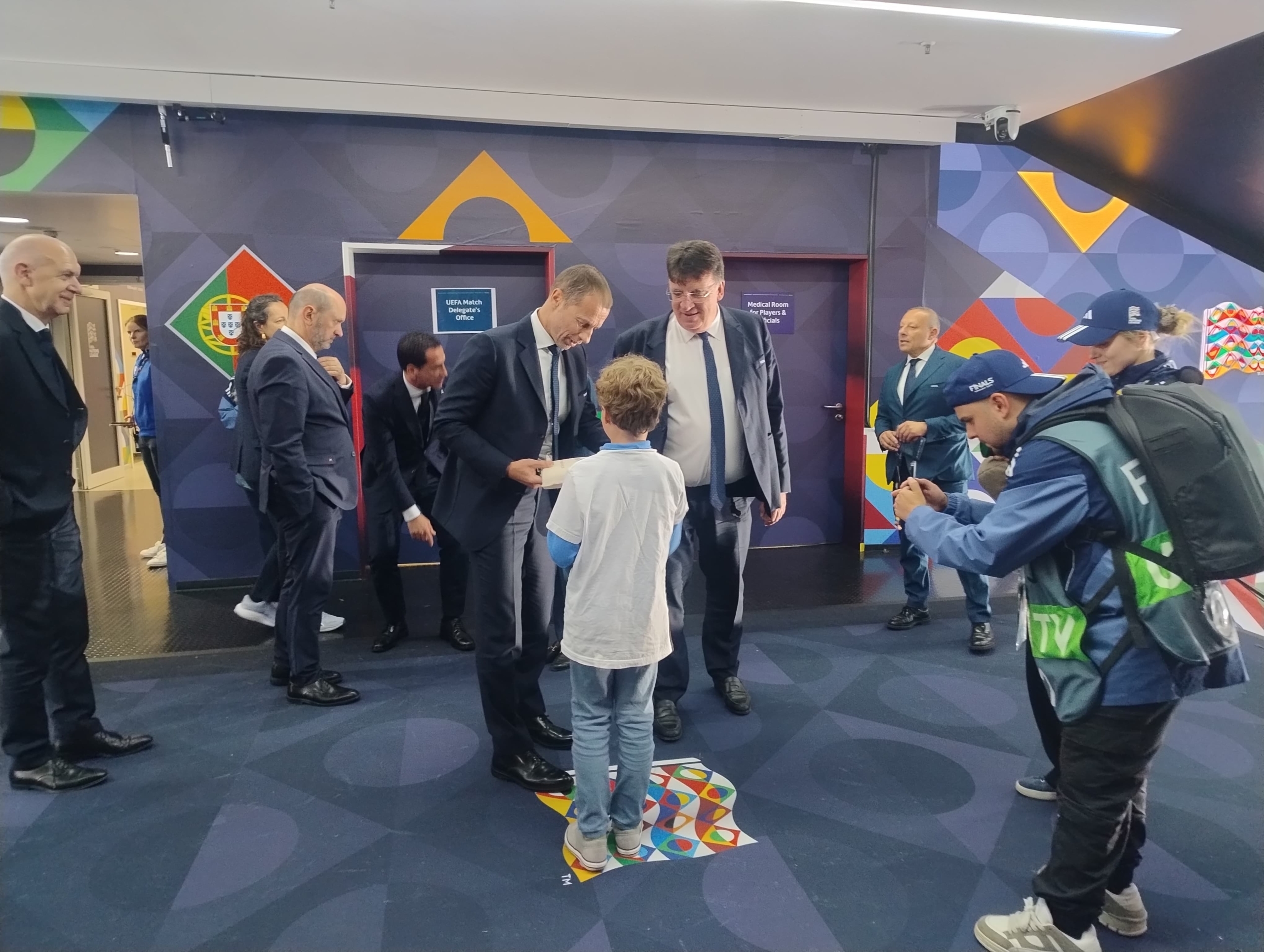 Michael übergibt Geschenk an UEFA Präsident