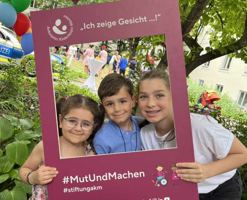 Kinder bei der #MutUndMachen-Selfie-Station – Sommerfest 2025